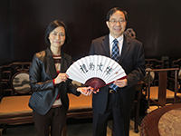 Prof. Wong Suk-ying (left), Associate Vice-President of CUHK presents a souvenir to Mr. Wang Binwei, Director of the Education Examinations Authority of Guangdong Province